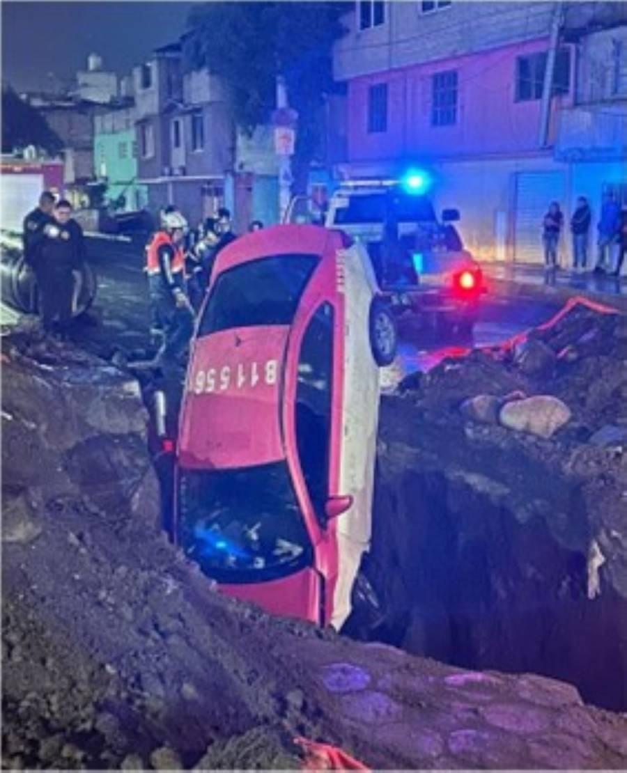 Taxista cae en socavón en Iztapalapa; sale ileso