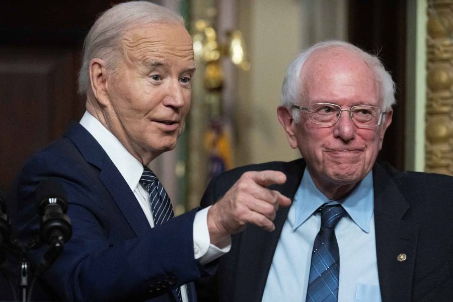 Bajo presi&oacute;n para retirar su candidatura, Biden recibe el apoyo de Bernie Sanders