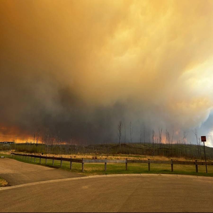 Evacuan a más de 9.000 personas en el noreste de Canadá por incendio forestal