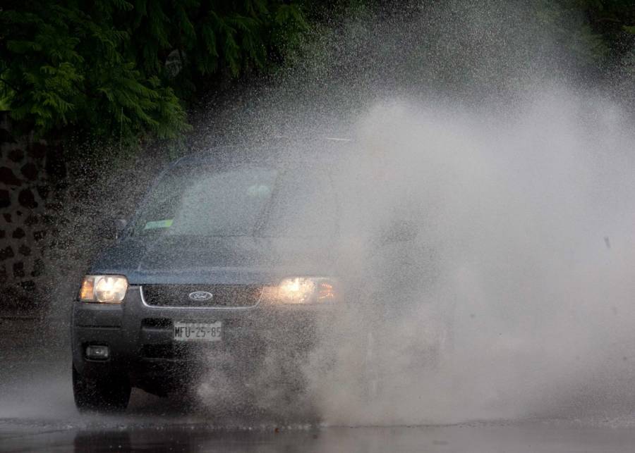 Fuerte corriente de agua arrasa vehículo y causa la muerte de una familia en Querétaro