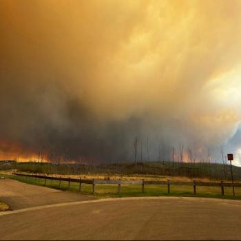 Evacuan a m&aacute;s de 9.000 personas en el noreste de Canad&aacute; por incendio forestal