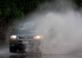 Fuerte corriente de agua arrasa veh&iacute;culo y causa la muerte de una familia en Quer&eacute;taro