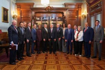 L&oacute;pez Obrador se re&uacute;ne con legisladores y embajador de EE.UU. en palacio nacional