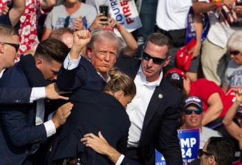 Juez de EEUU desestima caso de documentos clasificados de Trump