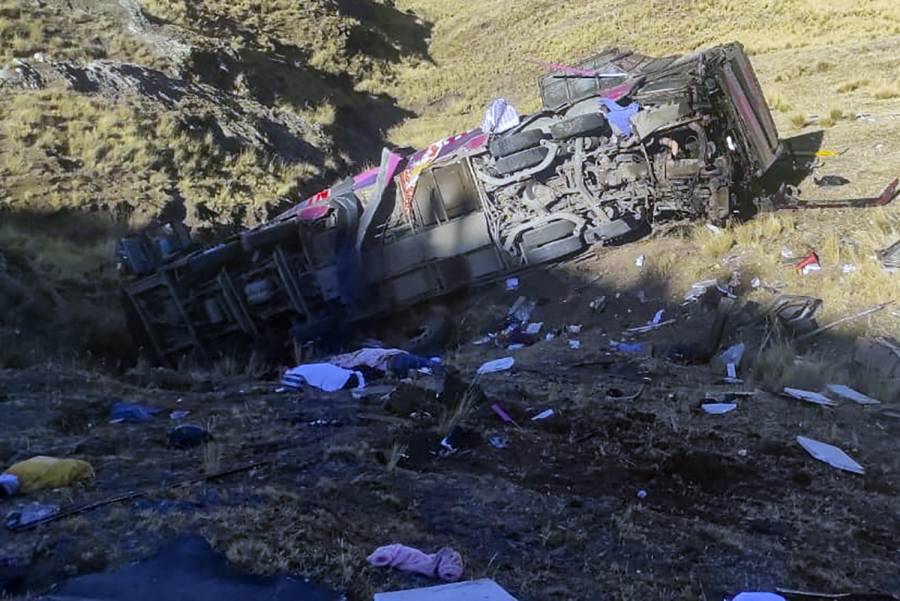 Al menos 26 muertos en Perú tras caída de autobús en barranco