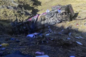 Al menos 26 muertos en Per&uacute; tras ca&iacute;da de autob&uacute;s en barranco