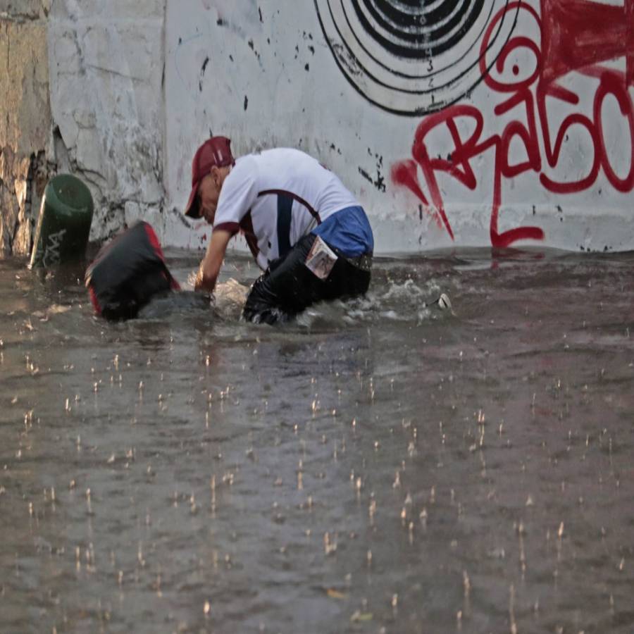 Hombre muere ahogado tras lluvias en Tlalnepantla