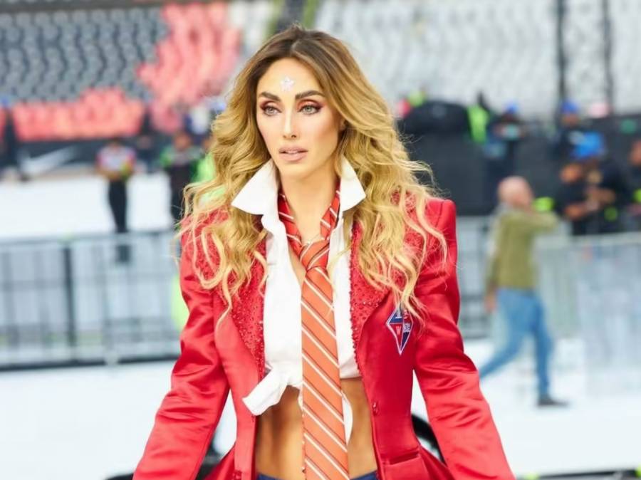 Anahí presume la Barbie inspirada en ella