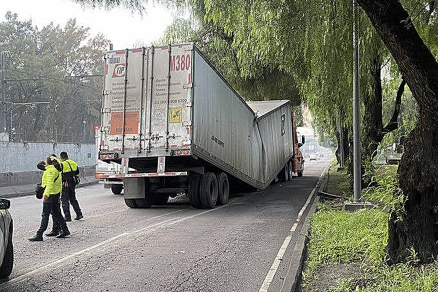 Caos vial: Caja de tráiler se parte en Calzada Ignacio Zaragoza