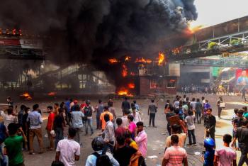 Bangladesh decreta toque de queda y despliega a militares tras ola de protestas que deja m&aacute;s de 100 muertos