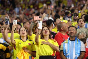 Aficionados demandan a organizadores de final de la Copa Am&eacute;rica por caos en el estadio