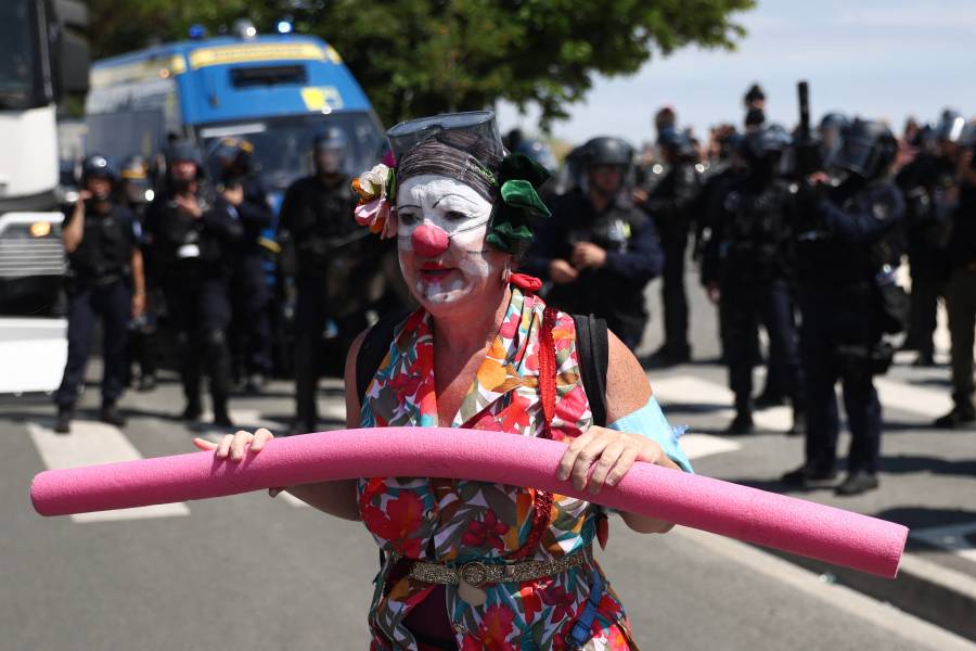 La policía francesa se enfrenta a manifestantes por el agua tras el bloqueo del puerto
