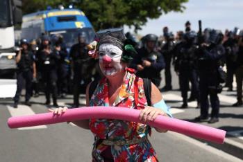 La polic&iacute;a francesa se enfrenta a manifestantes por el agua tras el bloqueo del puerto