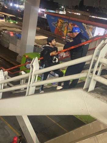 Indignaci&oacute;n por desalojo de hombre con cachorro en el Metro de la CDMX