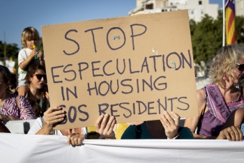 Unas 20.000 personas manifiestan en la isla espa&ntilde;ola de Mallorca contra el turismo excesivo