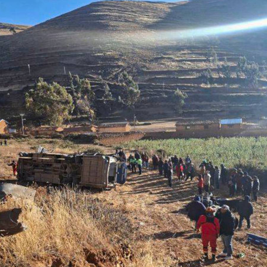 Al menos 9 muertos por caída de autobús a un abismo en los andes de Perú