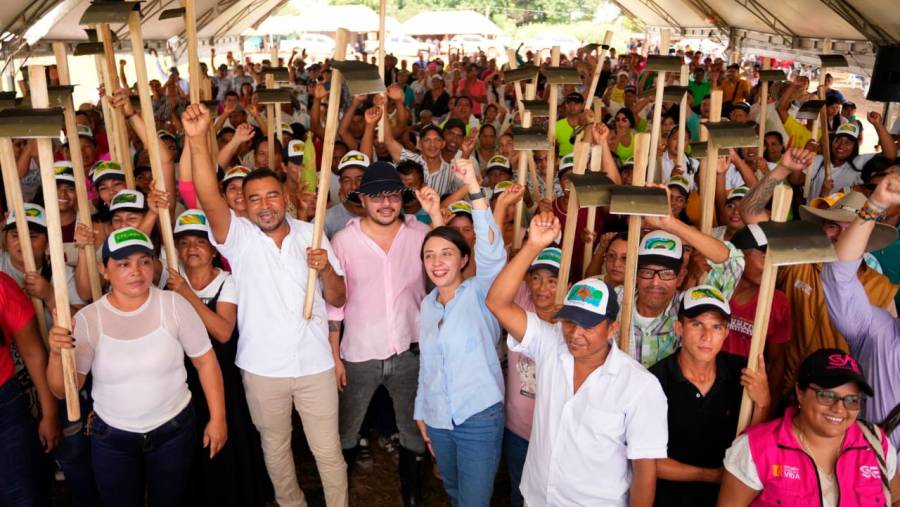 Gobierno entrega predio de 1.270 hectáreas a campesinos en Córdoba