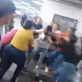 Pelea de ambulantes en Metro Hidalgo