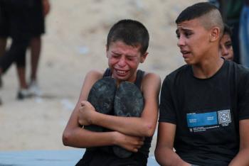 Los habitantes de Gaza huyen despu&eacute;s de que Israel ordena la evacuaci&oacute;n de una zona segura por los cohetes