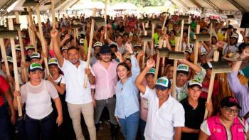 Gobierno entrega predio de 1.270 hect&aacute;reas a campesinos en C&oacute;rdoba