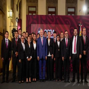 AMLO encabeza ceremonia de primeros graduados del IPN en Ingenier&iacute;a Ferroviaria