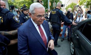 Senador Bob Men&eacute;ndez tiene previsto dejar su esca&ntilde;o en agosto tras condena por corrupci&oacute;n (prensa)
