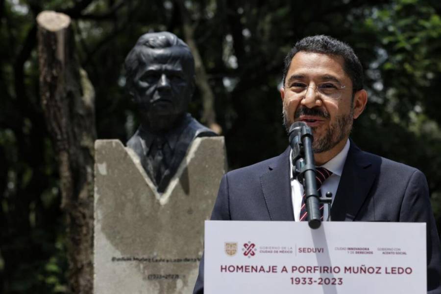 Develan busto de Mu&ntilde;oz Ledo a 91 a&ntilde;os de su nacimiento