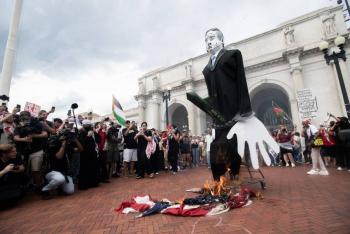 Manifestantes contra la guerra en Gaza se enfrentan a la polic&iacute;a en Washington