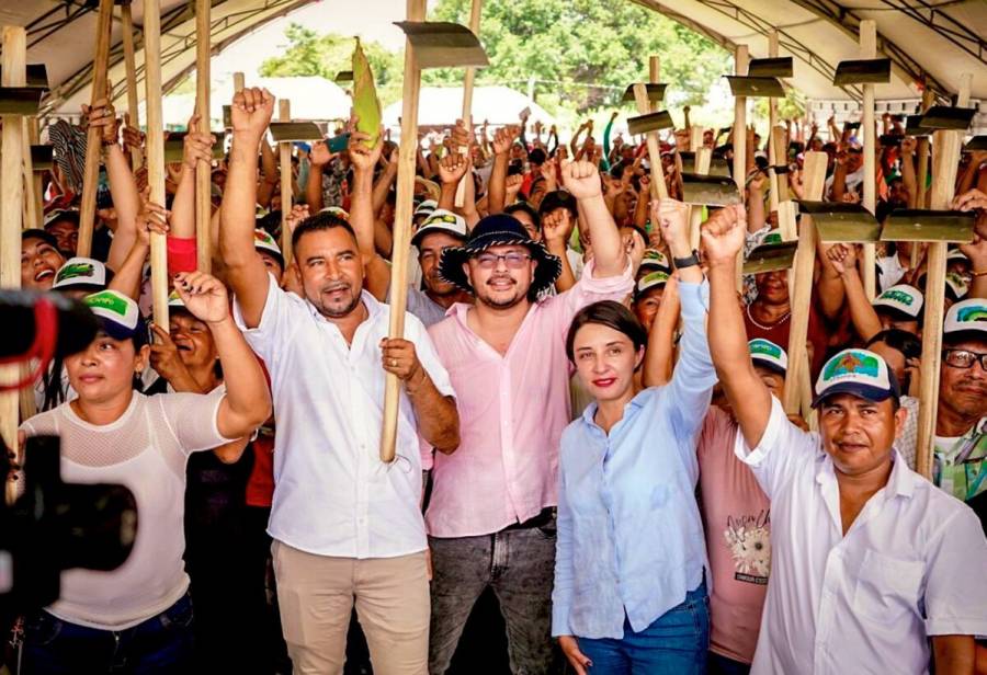 Entregan predio Pontevedra a 100 familias campesinas en Córdoba