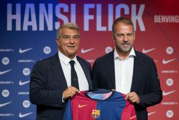 En su presentaci&oacute;n con el Barcelona, Hansi Flick elogia a Lamine Yamal