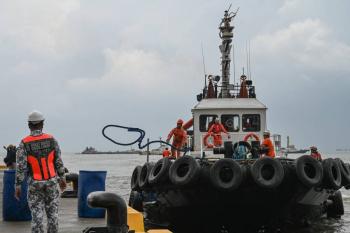 Buzos intentan llegar a un petrolero filipino hundido