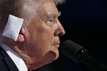 Despu&eacute;s de las cr&iacute;ticas a Trump, el FBI confirma que ele foi sim ferido por uma bala