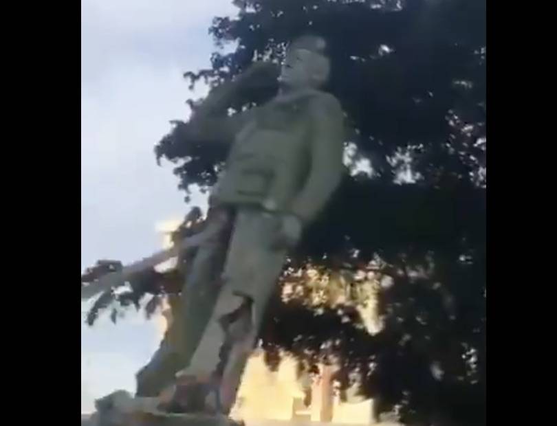 Manifestantes derriban dos estatuas de Chávez tras reelección de Maduro en Venezuela