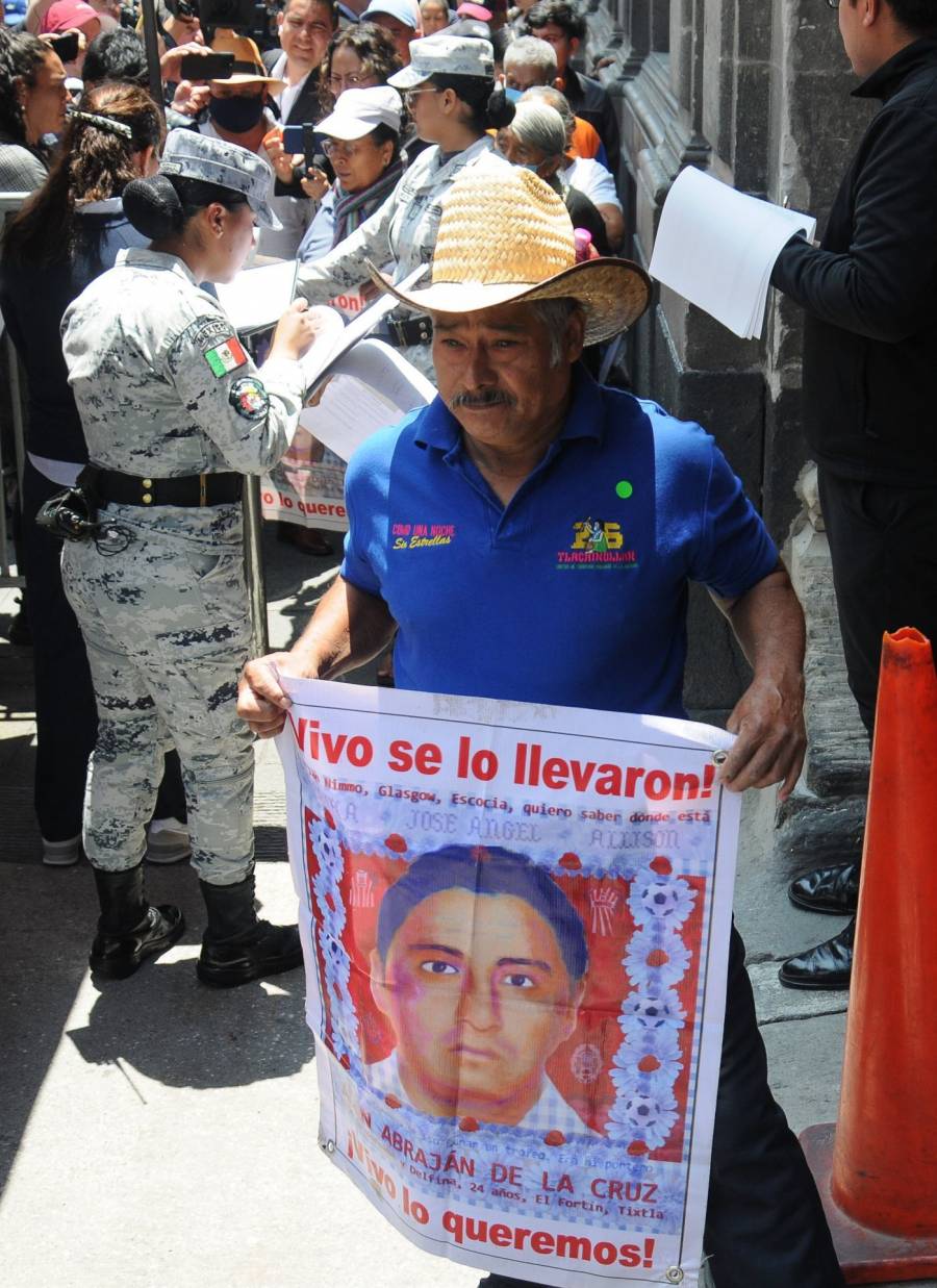 Familias de los 43 de Ayotzinapa se reúnen con AMLO en Palacio Nacional