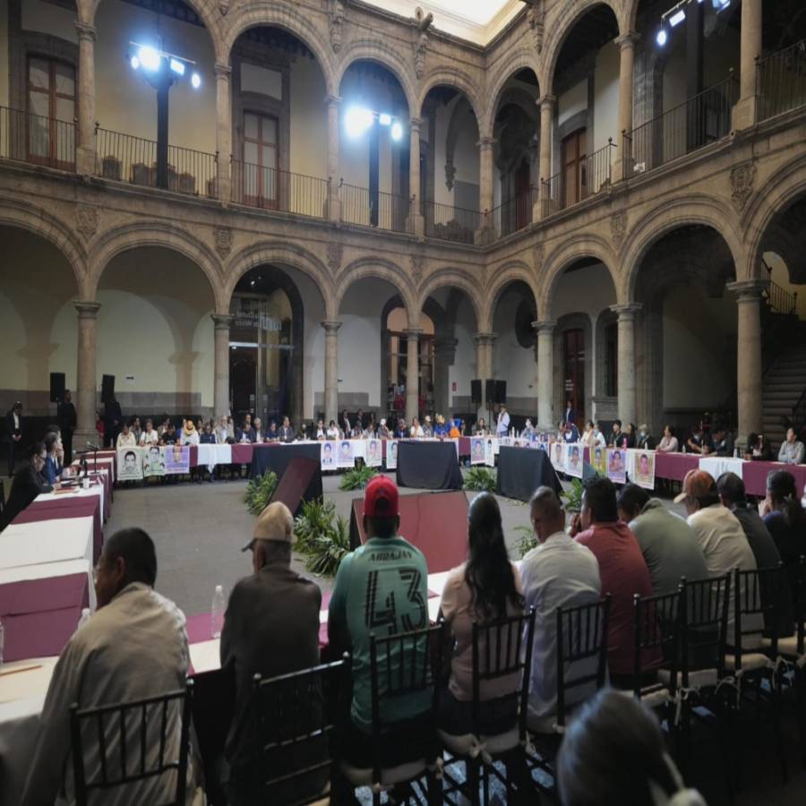 Sheinbaum se compromete a llegar a la verdad y dar con los normalistas desaparecidos