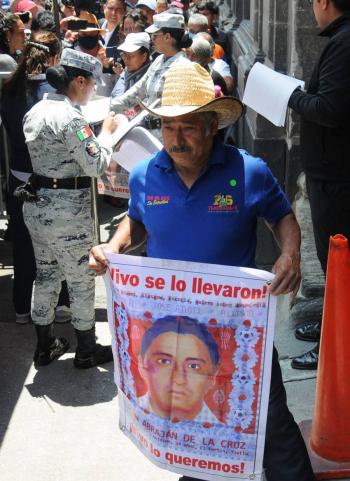 Familias de los 43 de Ayotzinapa se re&uacute;nen con AMLO en Palacio Nacional