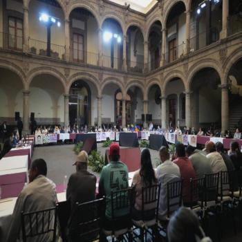 Sheinbaum se compromete a llegar a la verdad y dar con los normalistas desaparecidos