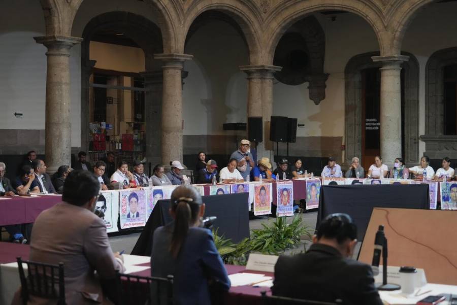 “Necesitamos que la nueva presidenta se comprometa con el caso”, pide abogado de los padres de Ayotzinapa