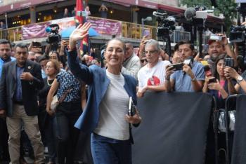 Sheinbaum asume compromiso con padres de Ayotzinapa de seguir la investigaci&oacute;n
