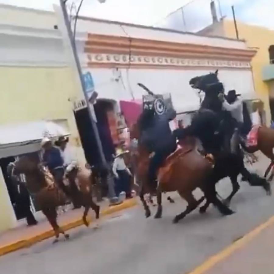 Hombre agrede a un caballo y su jinete en pleno evento de charrería