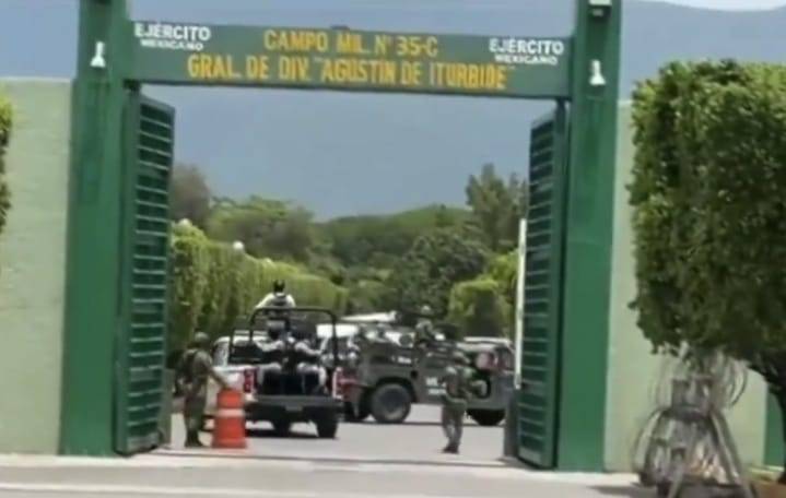 Un grupo de padres de los normalistas desaparecidos ingresa al 27 Batallón de Infanteria a buscar evidencia