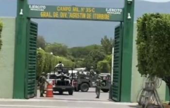 Un grupo de padres de los normalistas desaparecidos ingresa al 27 Batall&oacute;n de Infanteria a buscar evidencia