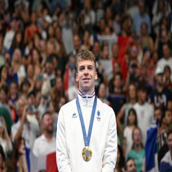 El franc&eacute;s L&eacute;on Marchand gana el oro en los 200 metros mariposa y bate r&eacute;cord ol&iacute;mpico