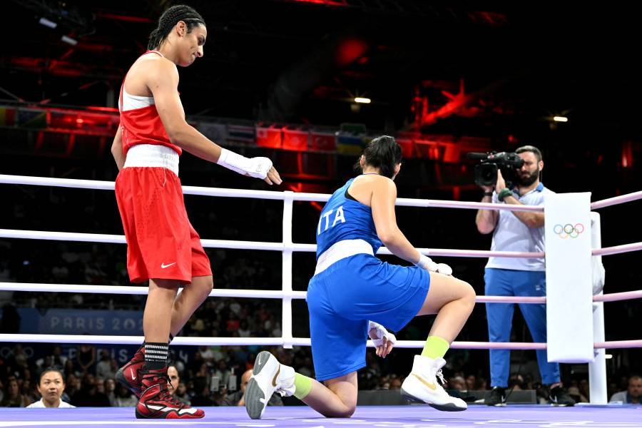 Controvertida boxeadora argelina avanza en París tras retirada de su rival