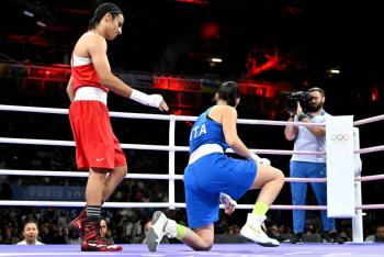 Controvertida boxeadora argelina avanza en Par&iacute;s tras retirada de su rival