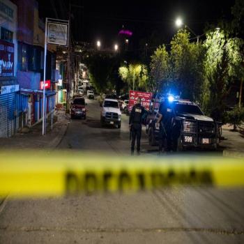 Automovilista huye con cuerpo de joven atropellado