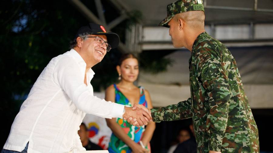 ‘Todo miembro de la Fuerza Pública tiene que salir de la pobreza, eso es dignidad’, presidente Petro