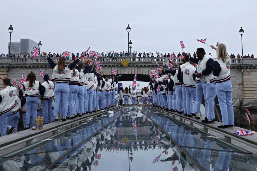 Macron denuncia acoso a artistas del espectáculo olímpico
