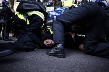 Reino Unido registra novos confrontos ap&oacute;s morte de tres meninas em um ataque com faca
