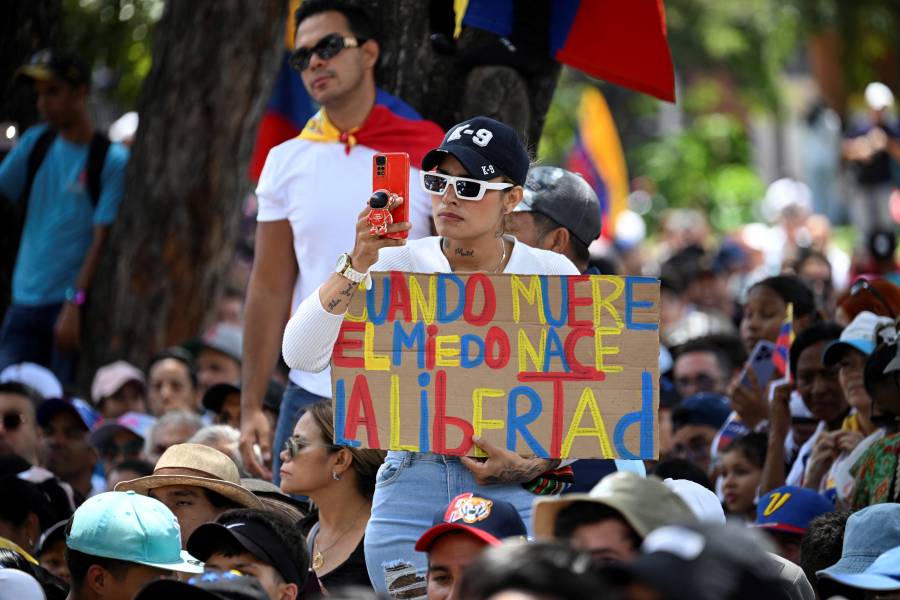 Machado reaparece y Maduro advierte sobre plan para 